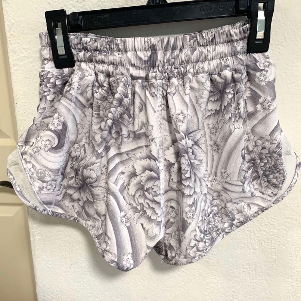 LULULEMON Hotty Hot Shorts 2.5”